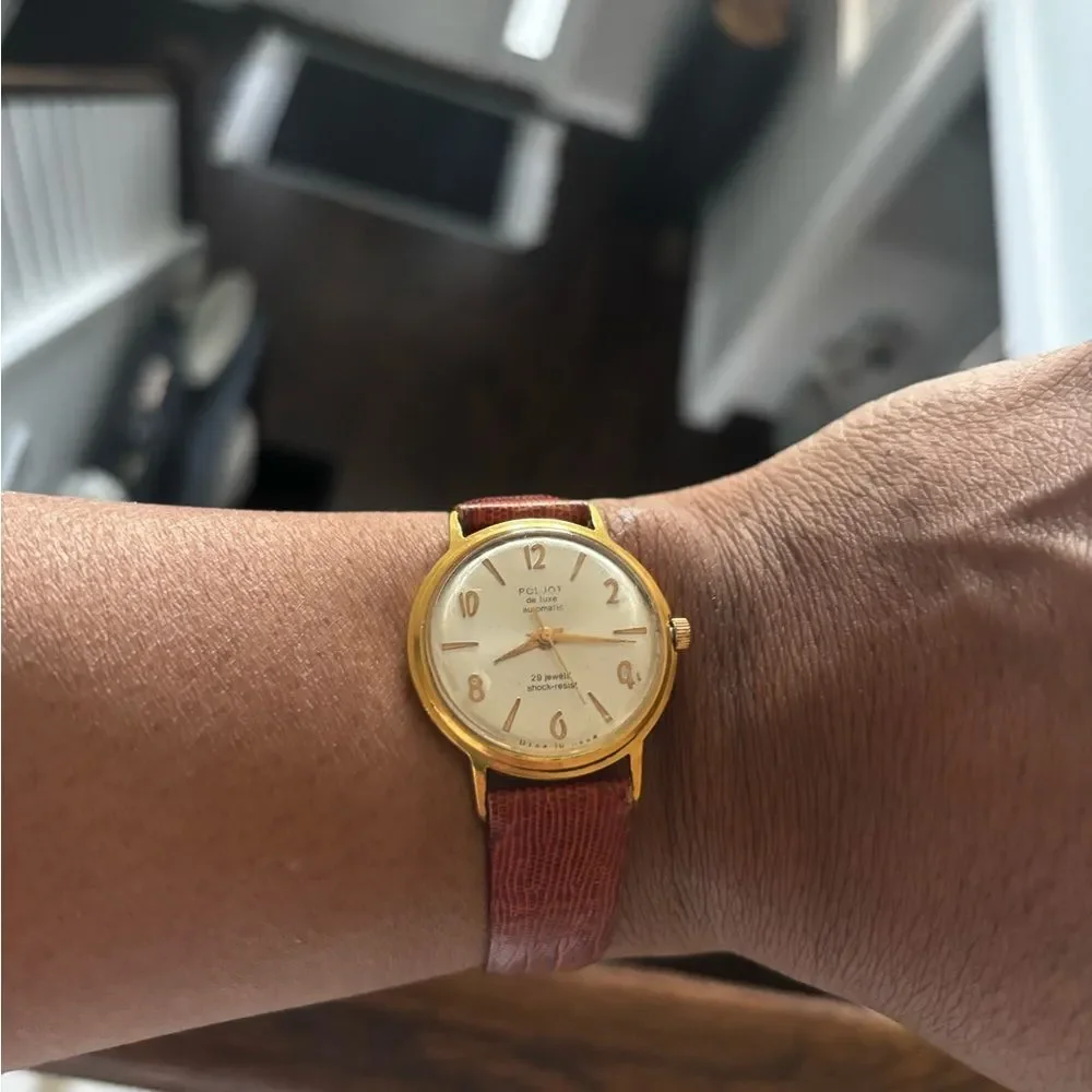 Elegant Gold Watch with Brown Leather Strap